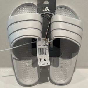 NWT Adidas Adilette Flow Slippers. Size 7 Men/
Size 8 Women